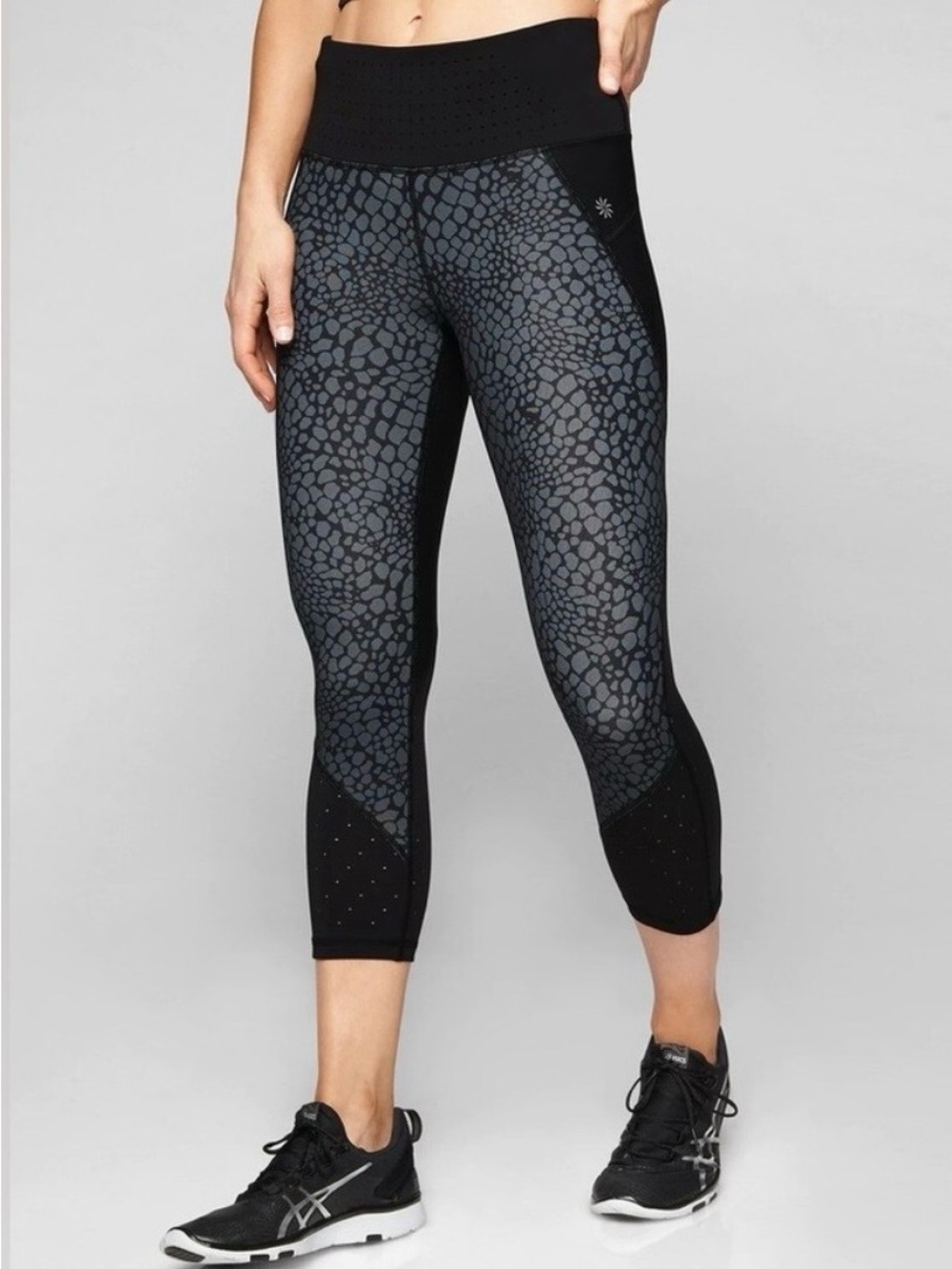 ATHLETA Black Gray Crocodile Stealth TruCool Cropped Capri Active Gym Size XLT